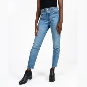 Levi’s Wedgie fit high-waisted medium-wash jeans. 💙